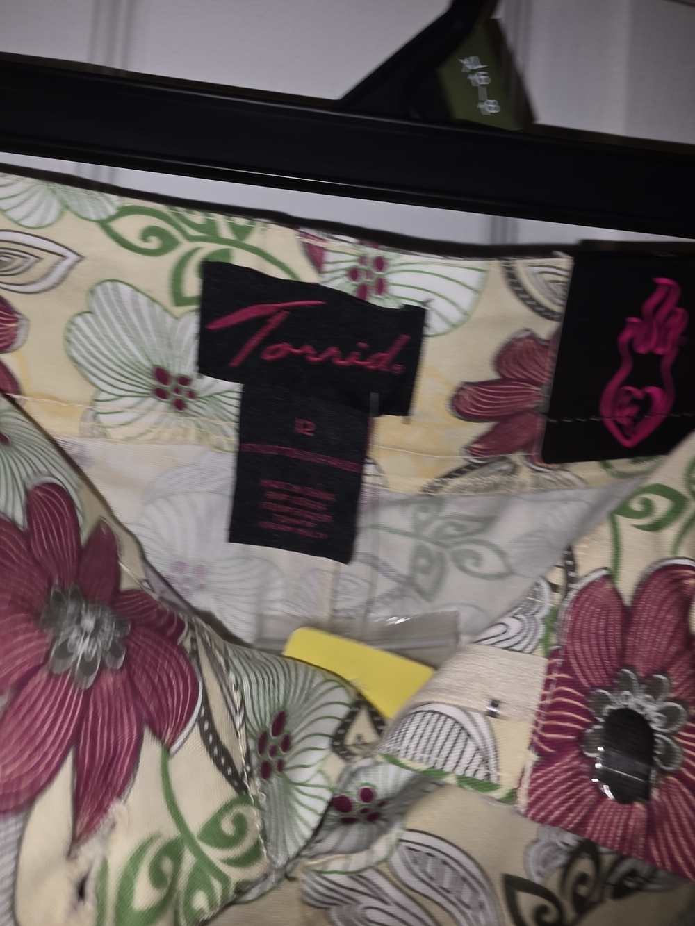 Torrid Cream Floral Button-Front Women’s Shorts Size 14